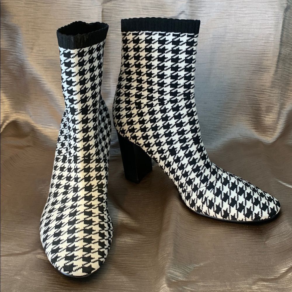 Charles By Charles a Davis Banker Houndstooth Pull On Knit Ankle Bootie Size 7.5
